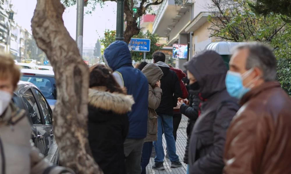 Κορονοϊός: Ατελείωτες ουρές για rapid test υπό το φόβο της Όμικρον